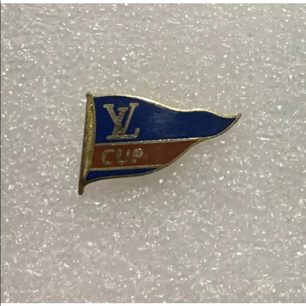PIN PIN’S BADGE. LOUIS VUITTON AMERICA’S CUP YACHTING. LIMITED EDIT. COLLECTION.